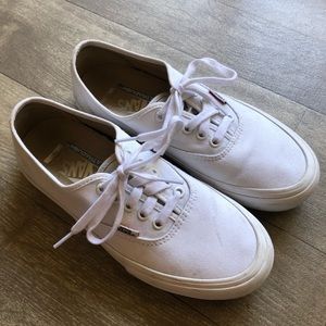 White Lace Up Pro Vans (Women’s 8/Men’s 6.5)